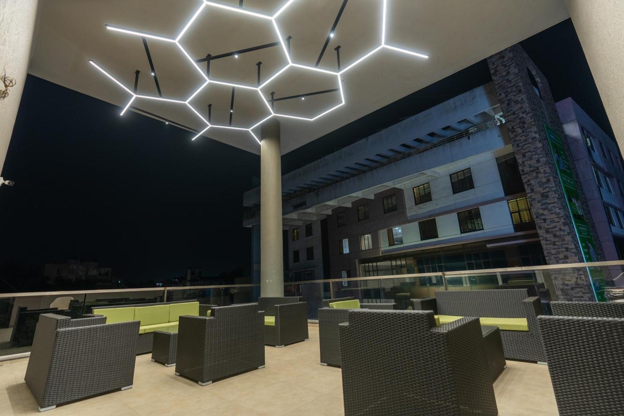 The Living Hub Business Hotel, Колхапур Екстериор снимка