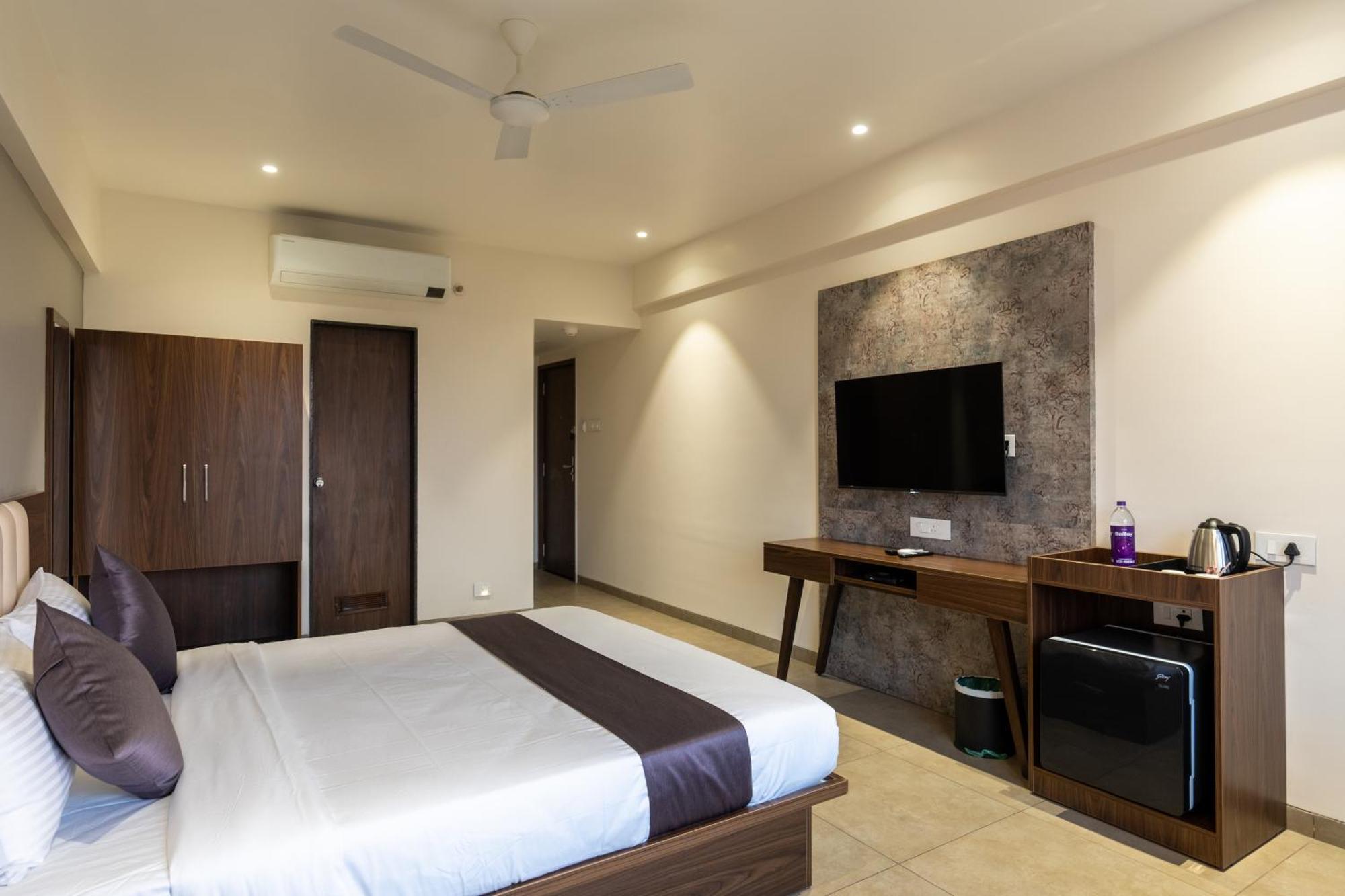 The Living Hub Business Hotel, Колхапур Екстериор снимка