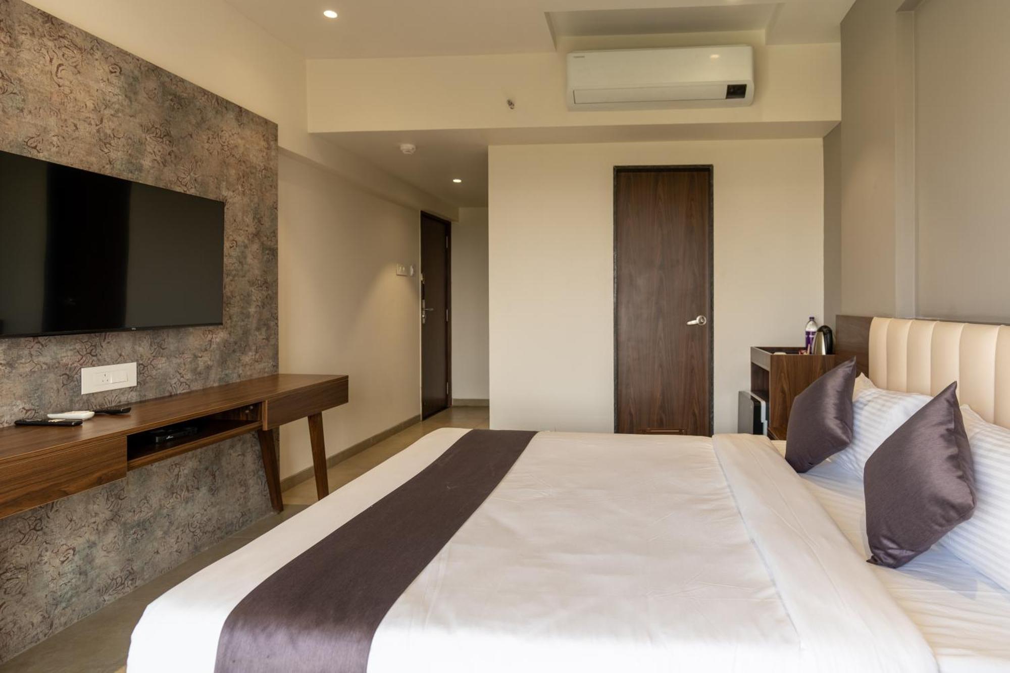 The Living Hub Business Hotel, Колхапур Екстериор снимка