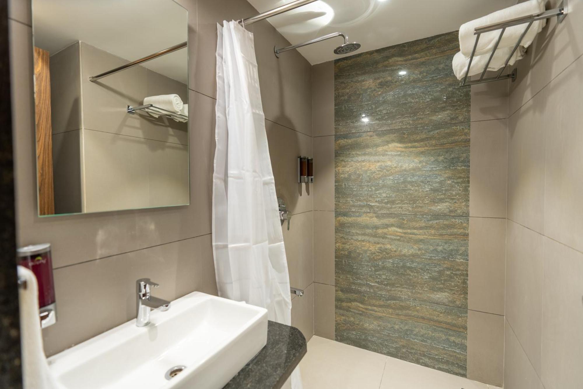 The Living Hub Business Hotel, Колхапур Екстериор снимка